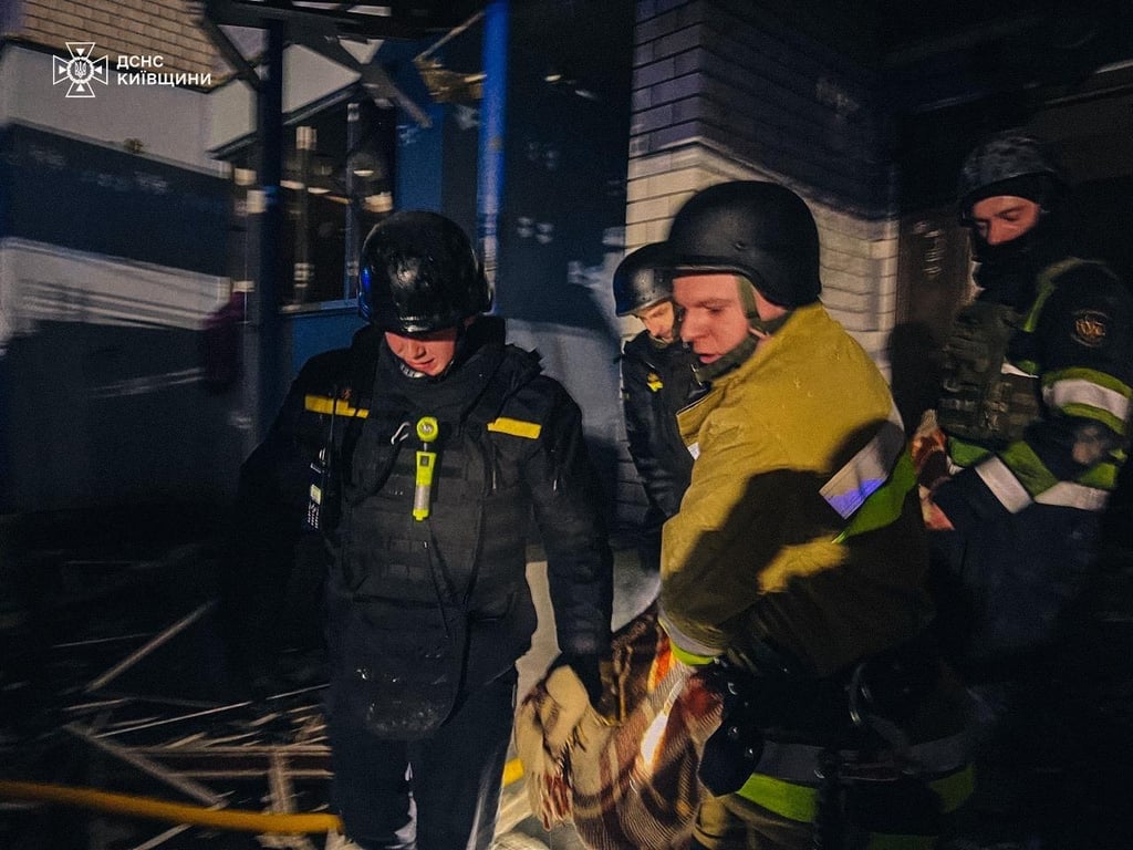 Наслідки атаки на Київщині: постраждалі будинки, є жертви та травмовані.