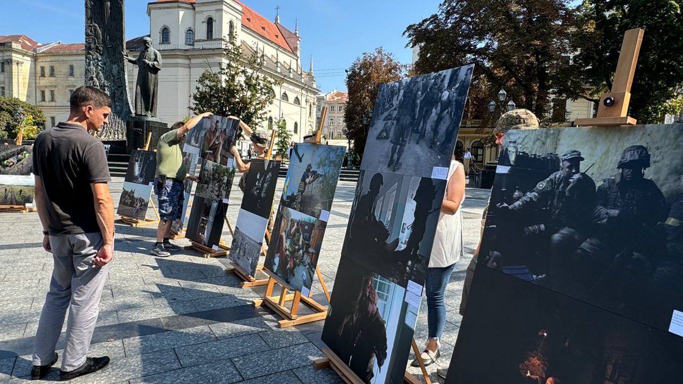 До 10 річниці трагедії під Іловайськом у центрі Львова відкрили фотовиставку 2024