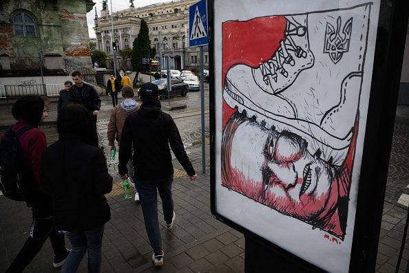 Шутливый антивоенный баннер. Фото: BBC