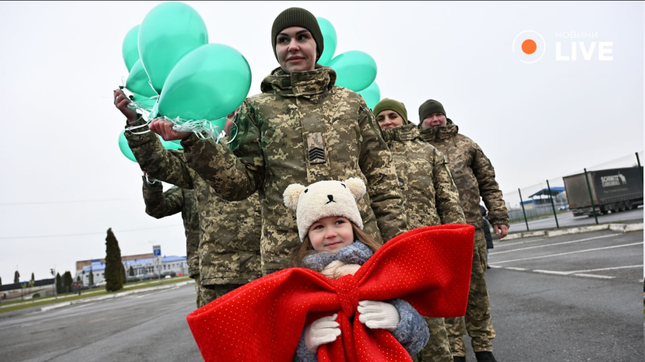 Пограничники устроили флешмоб с "живой" елкой — фото - фото 2