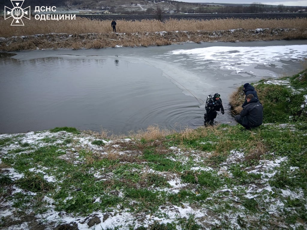 Водолази шукають тіло у річці