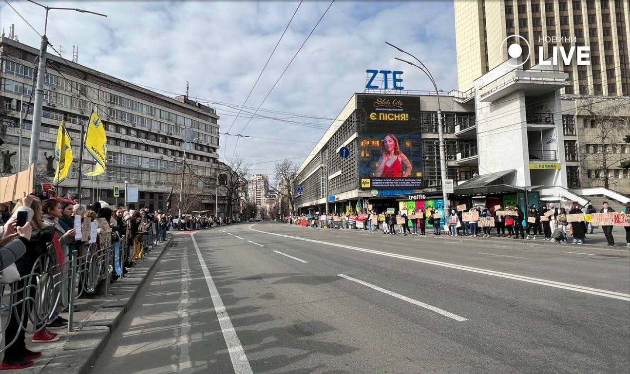 В Киеве прошла акция в поддержку пленных "азовцев" - репортаж Новини.LIVE - фото 1