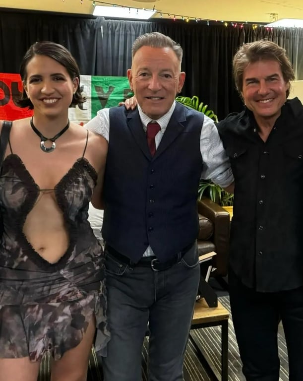 Том Круз закрутив роман з молодою співачкою