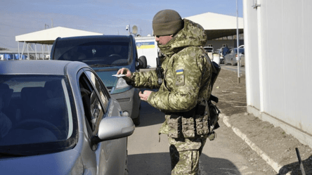 З фальшивою довідкою та хабарем — на кордоні затримали ухилянта - 290x166