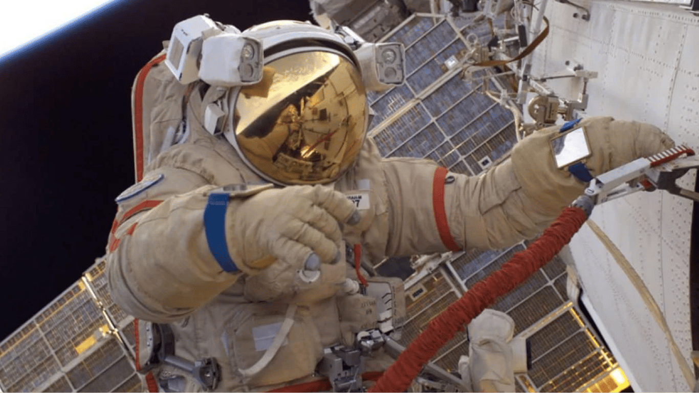 Российские космонавты остались без пригодных для использования скафандров, — СМИ