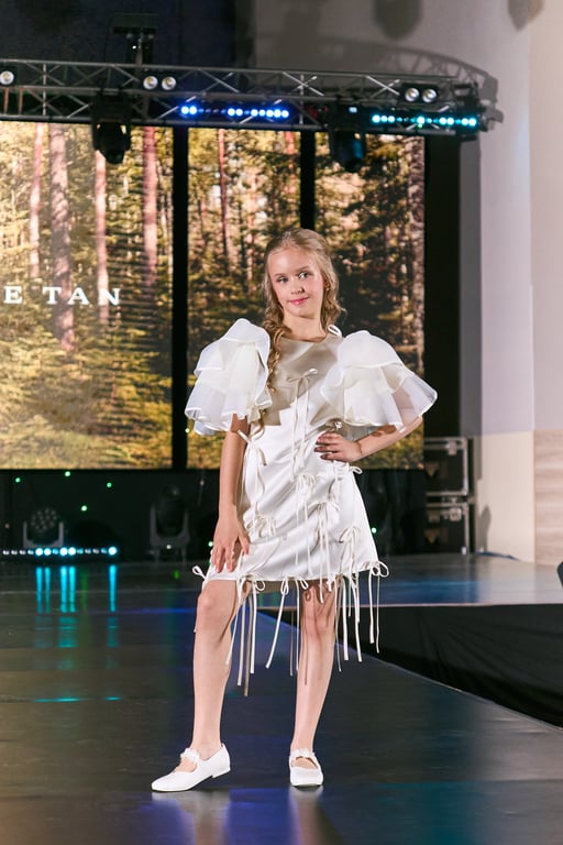 Ніжна дитяча сукня від Андре Тана