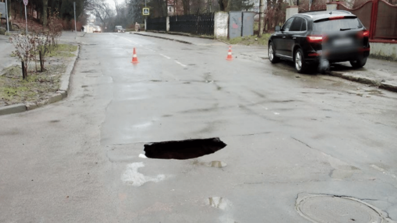 Во Львове на проезжей части одной из улиц образовалась метровая пропасть