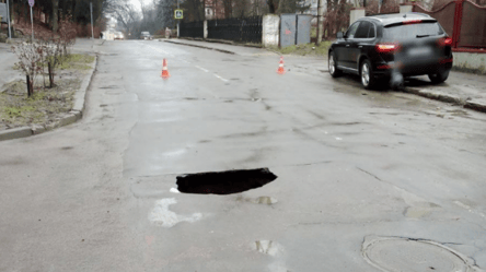 Во Львове на проезжей части одной из улиц образовалась метровая пропасть - 285x160