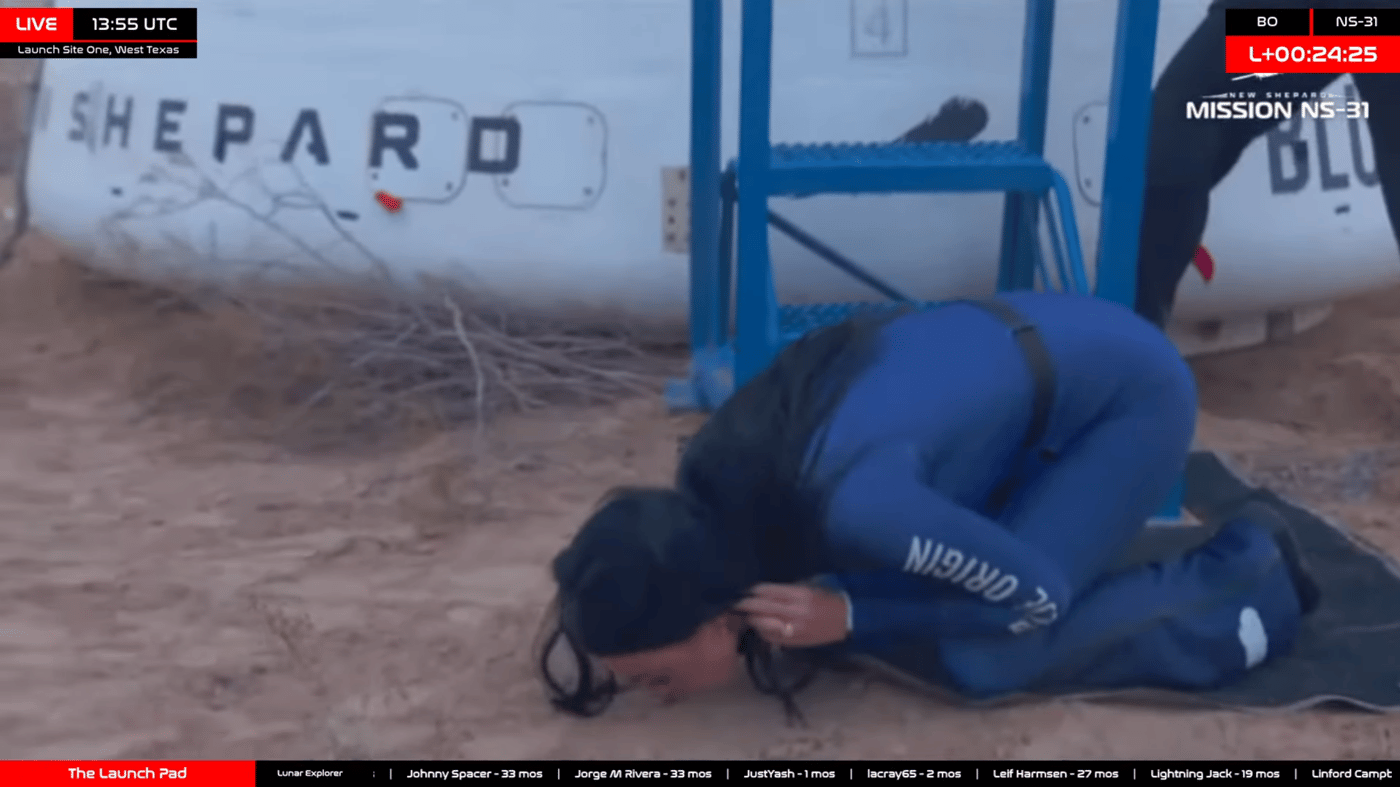 Katy Perry kissed the earth after returning from space