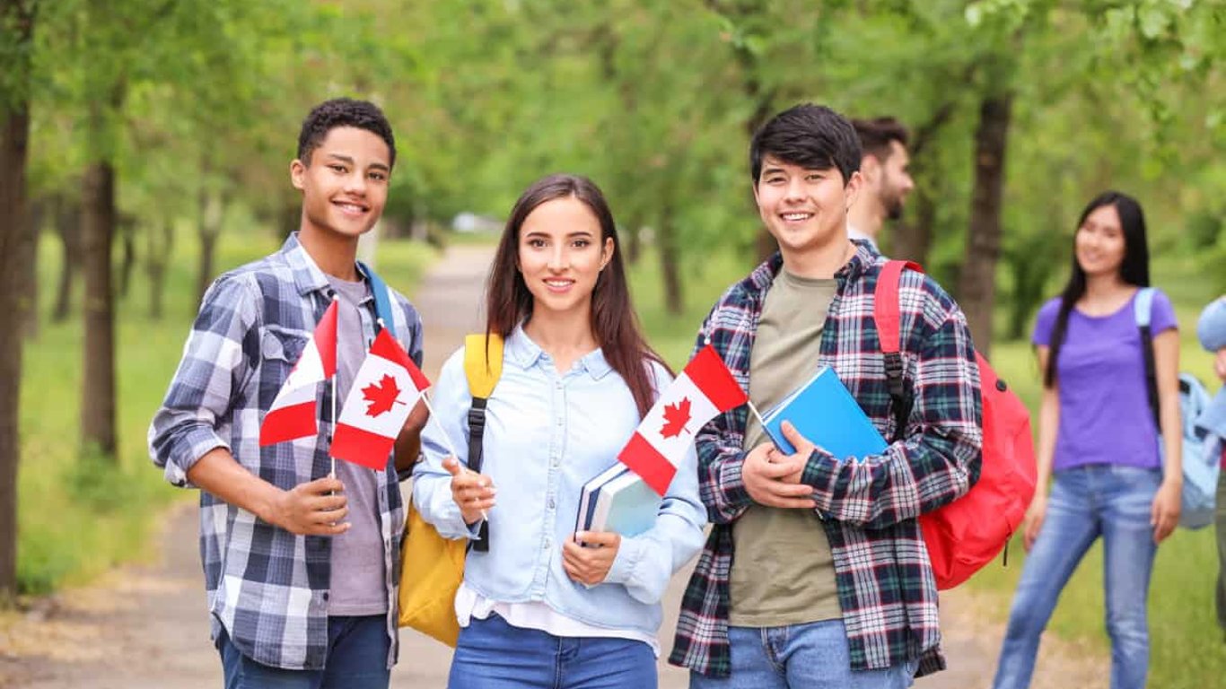 Канада хоче обмежити кількість іноземних студентів: що не влаштовує