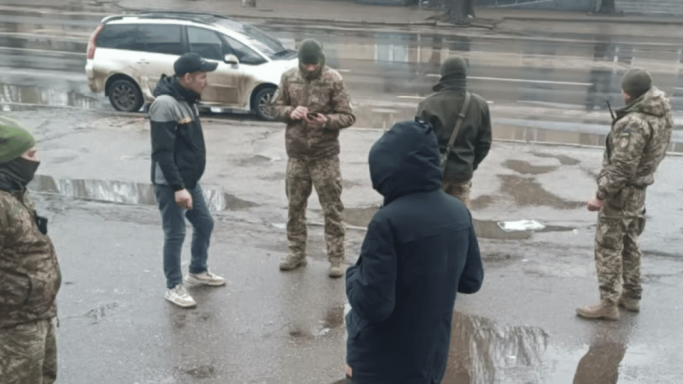 На Кіровоградщині судили чоловіка за злив місць вручення повісток