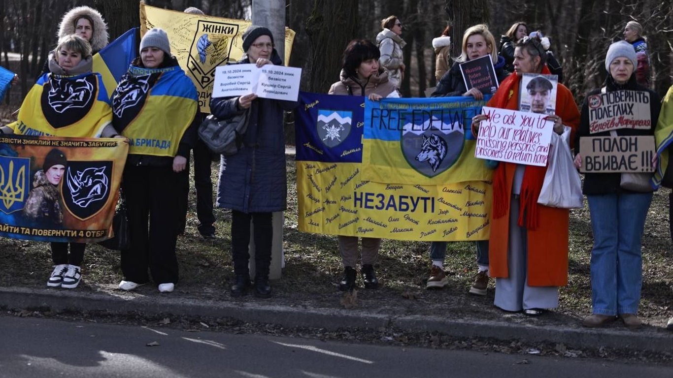 Под посольством США в Киеве акция в поддержку пленных - фото