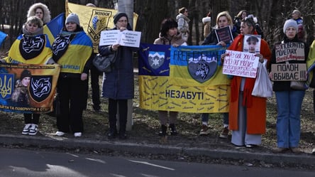 Під посольством США в Києві акція на підтримку полонених — фото - 285x160