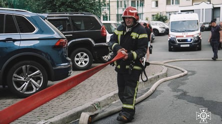 У Києві горіла багатоповерхівка: полум'я забрало життя людини - 285x160