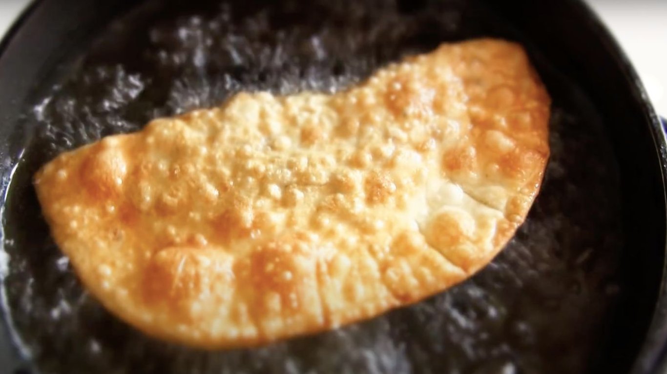 смачні пісні чебуреки з грибами та гречкою