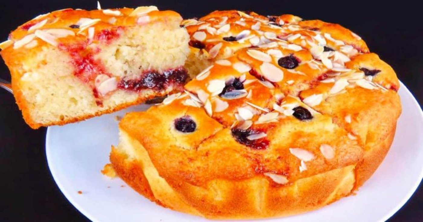 Пиріг на кефірі з варенням - швидкий рецепт