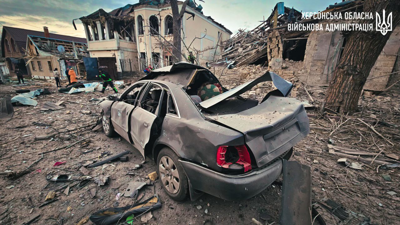Автомобіль пошкоджений внаслідок обстрілу Херсона