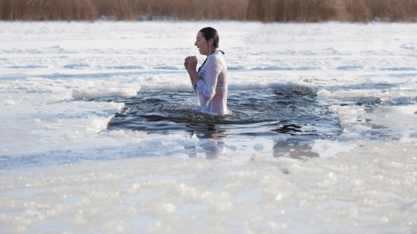 Полиция Львовщины призвала отказаться от купания в проруби на Крещение