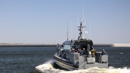 На катерах "Ирпень" и "Рени" подняты Военно-Морские флаги - 285x160