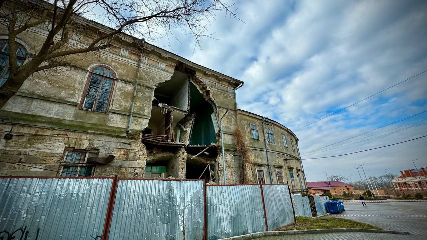 У центрі Одеси впала стіна аварійного корпусу інфекційної лікарні
