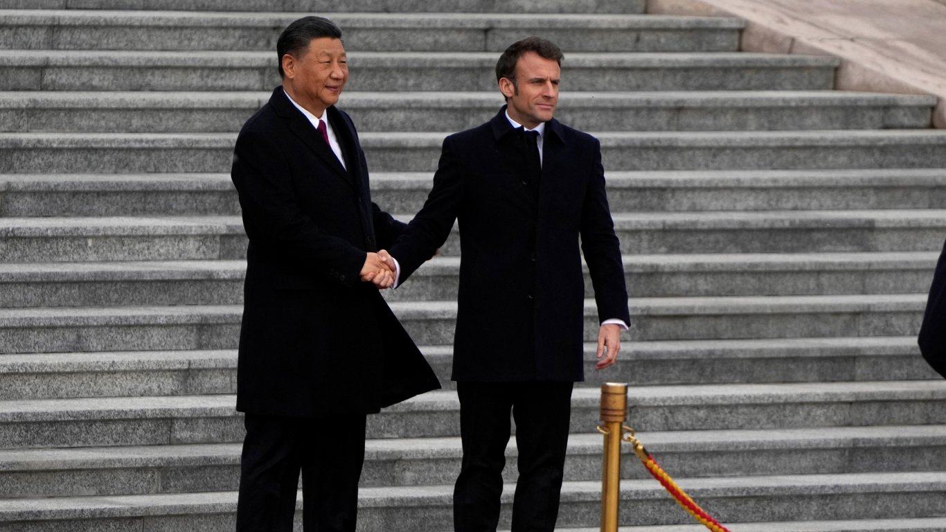 ​​​​​​​Макрон зустрівся із Сі Цзіньпіном: що обговорюватимуть лідери Франції та Китаю