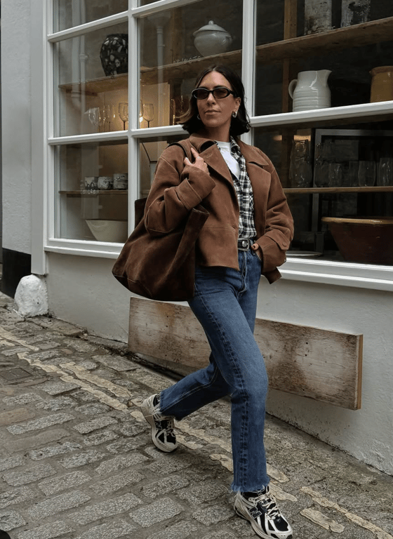 Замшева куртка має елегантний вигляд у будь-якому образі