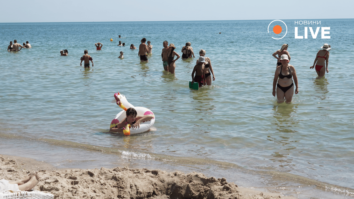 Відпочивальники на морі в Одесі. Фото: Новини.LIVE