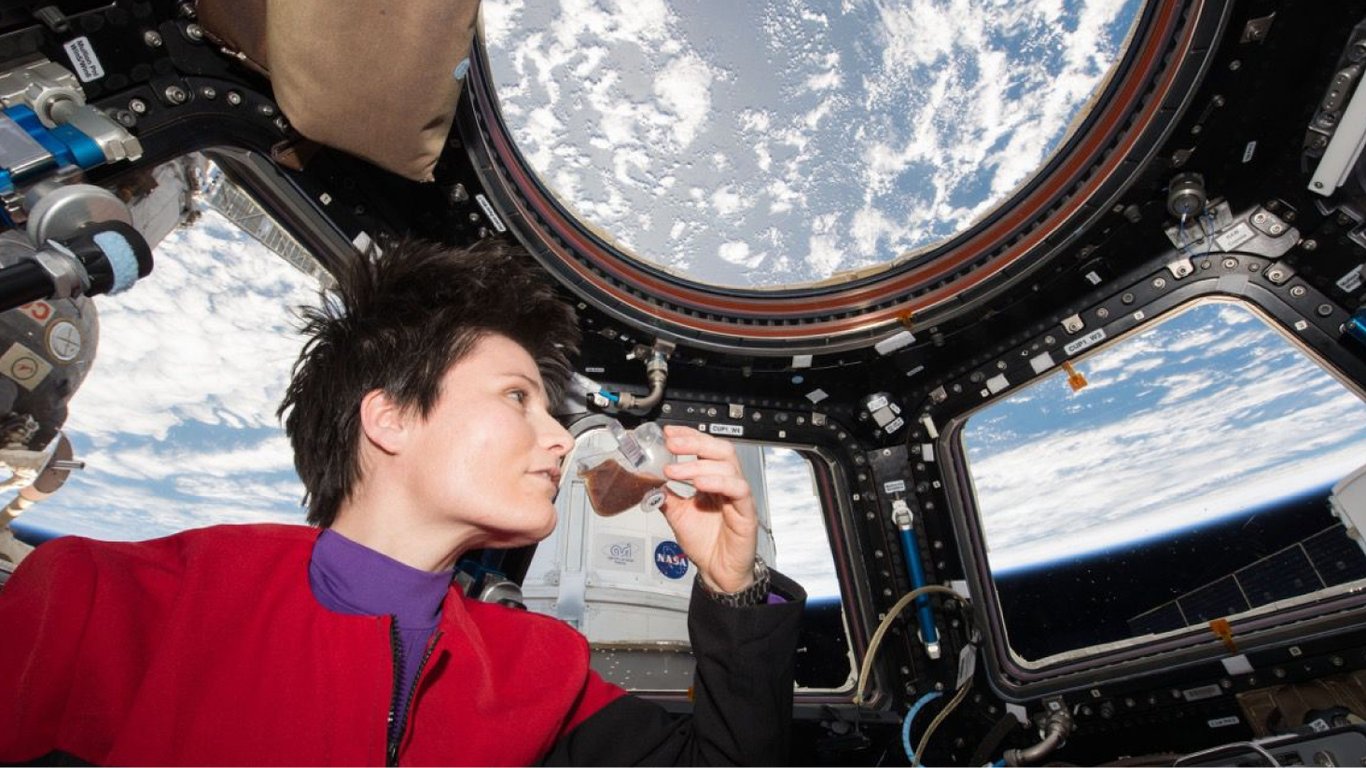 Астронавтка показала, как пьет утренний кофе в условиях невесомости — видео