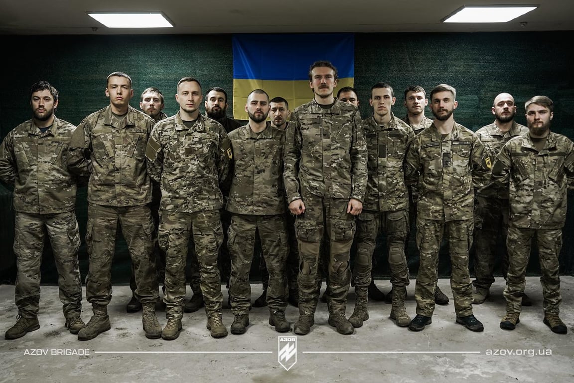 Командир и воины полка "Азов"