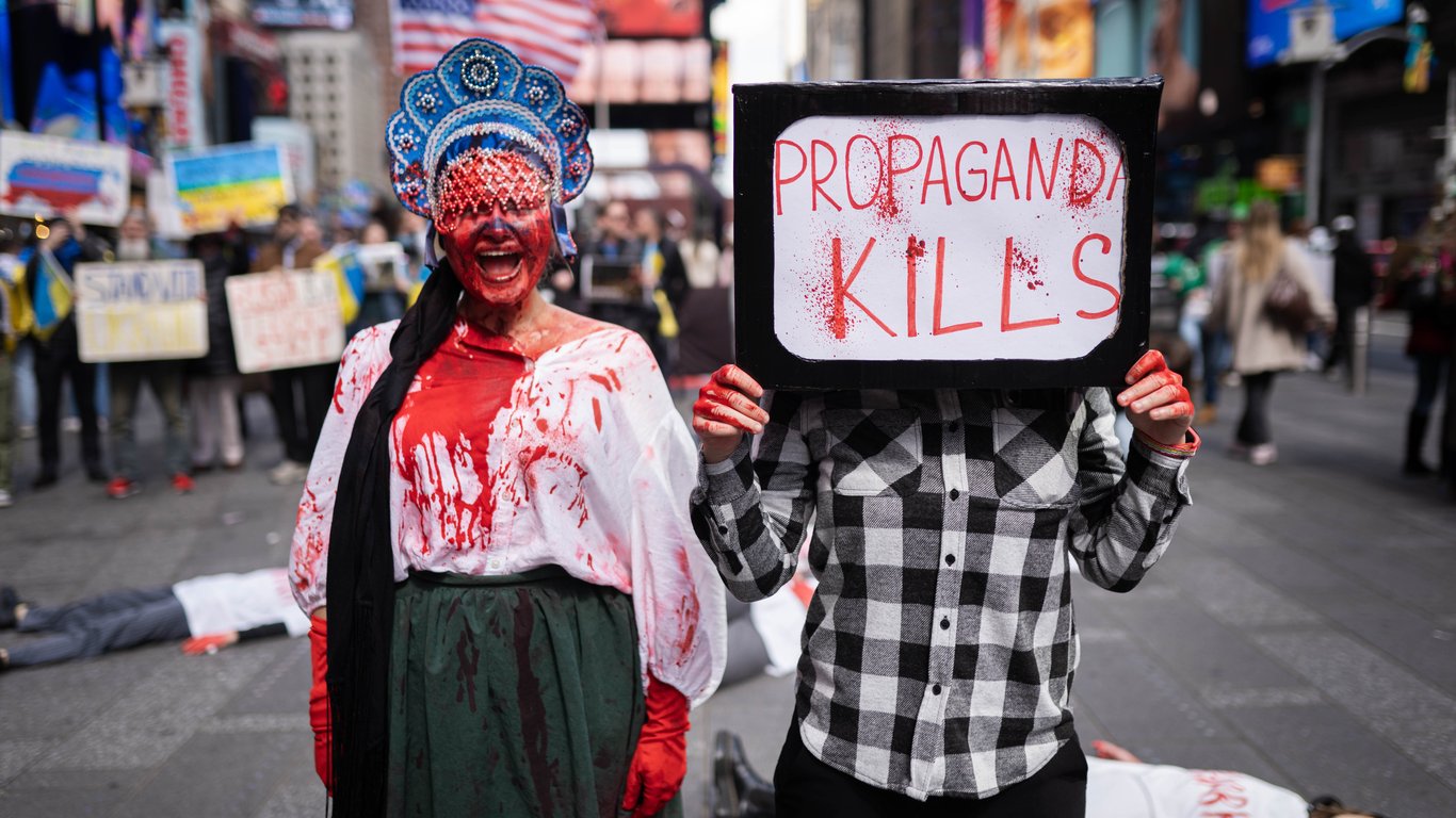 В Нью-Йорке украинские активисты устроили масштабную акцию против русской культуры