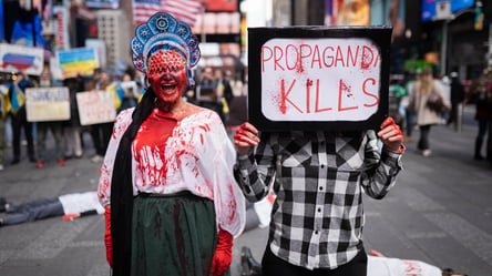 У Нью-Йорку українські активісти влаштували масштабну акцію проти російської культури - 285x160