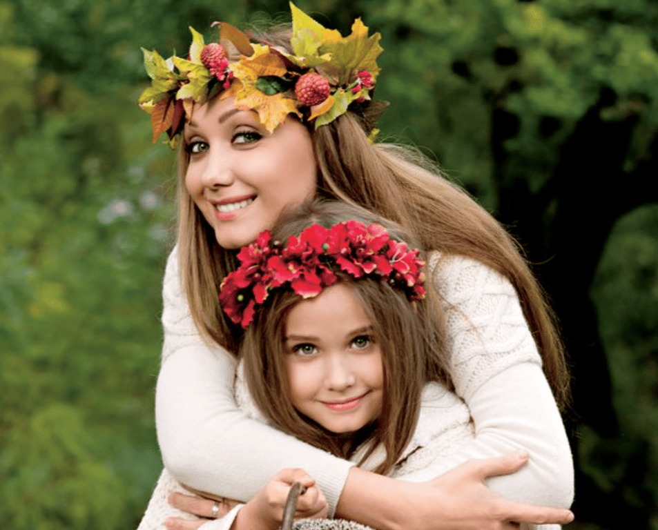 Евгения Власова со своей дочерью в журнале Viva