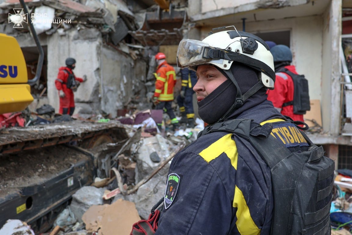Рятувальники на місці обстрілу. Фото: ДСНС