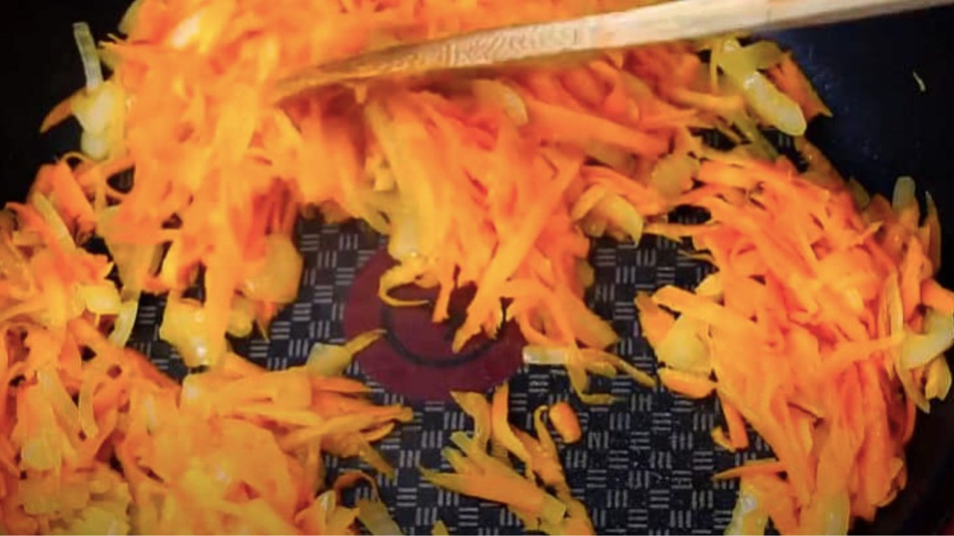 смачний салат з курячою печінкою та морквою