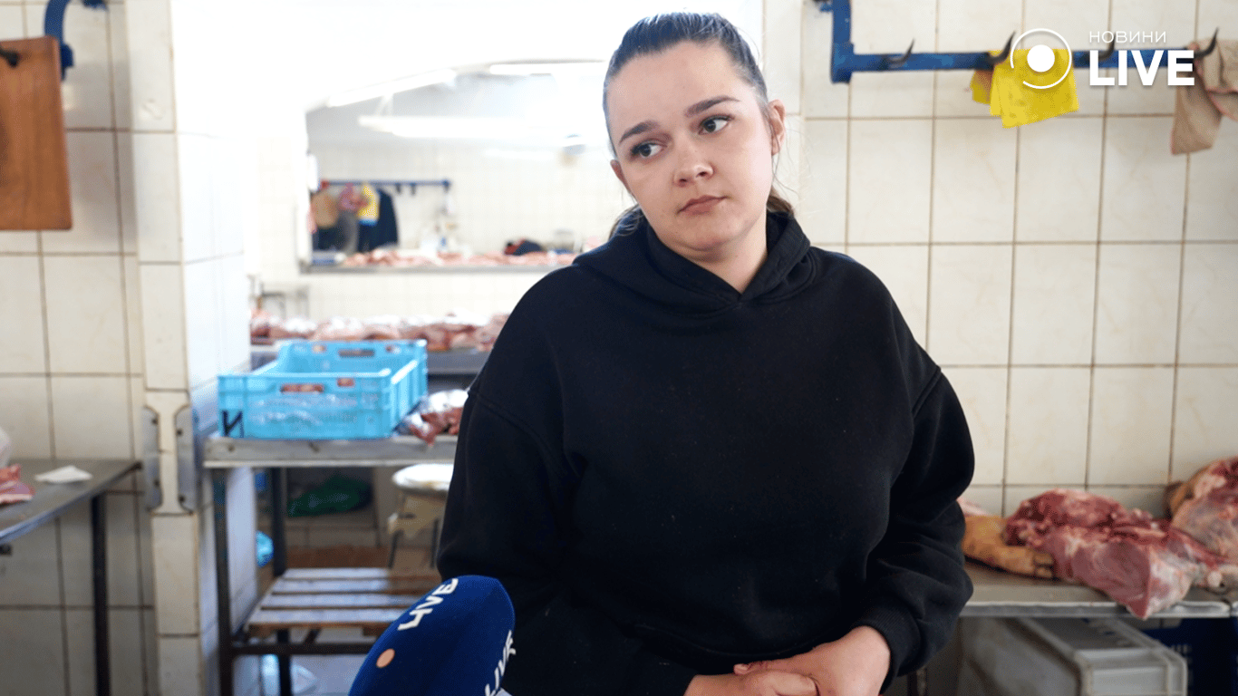 Продавчиня Мая