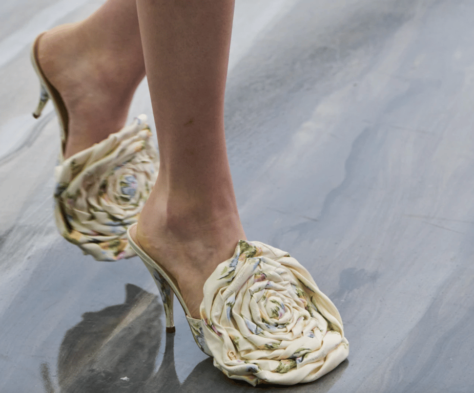 Взуття з квітковими мотивами