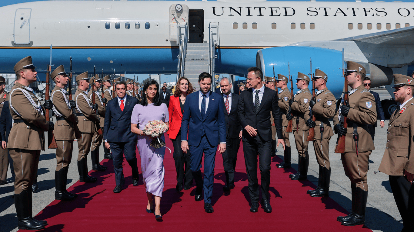 Джей Ді Венс прибув до Угорщини, аби підтримати Орбана на виборах