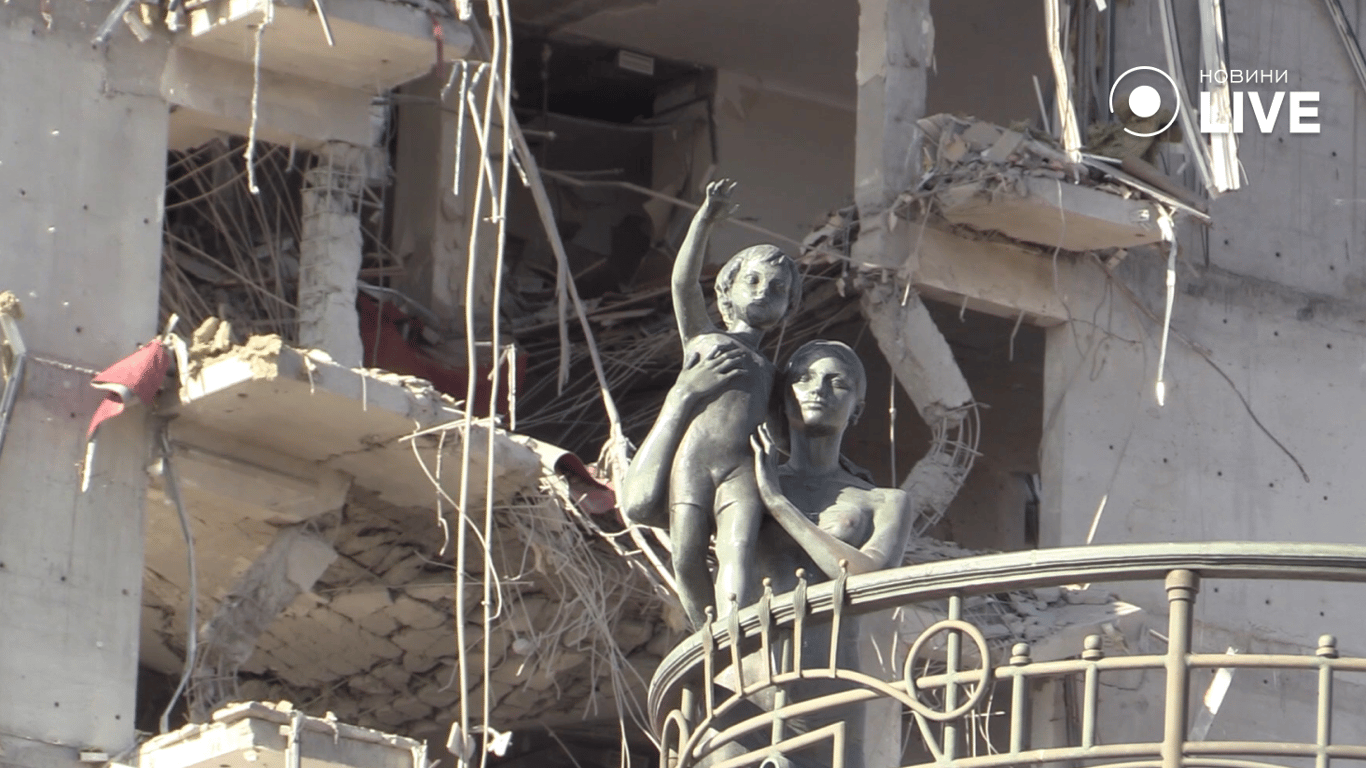 Понівечений памʼятник на морському вокзалі. Фото: Новини.LIVE