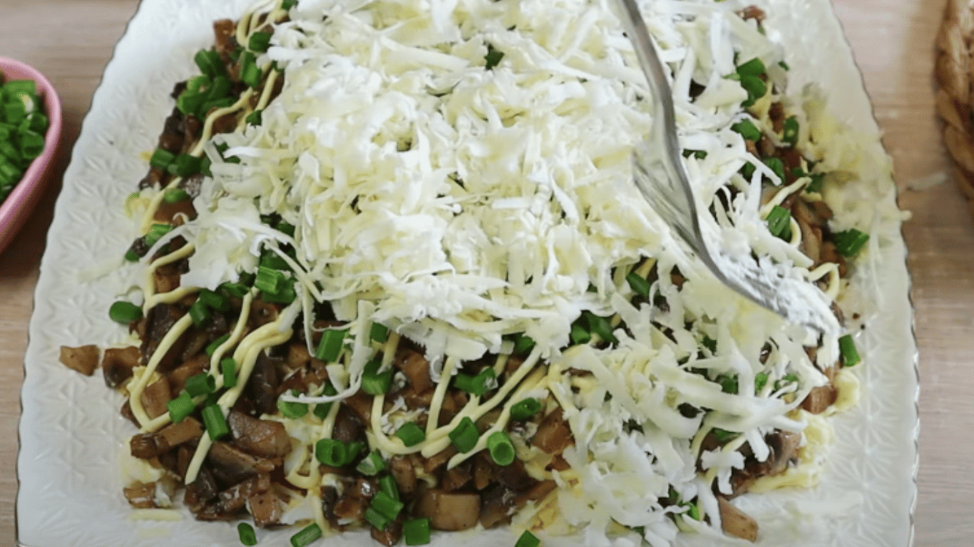 салат Андрій із печінкою, грибами та чері