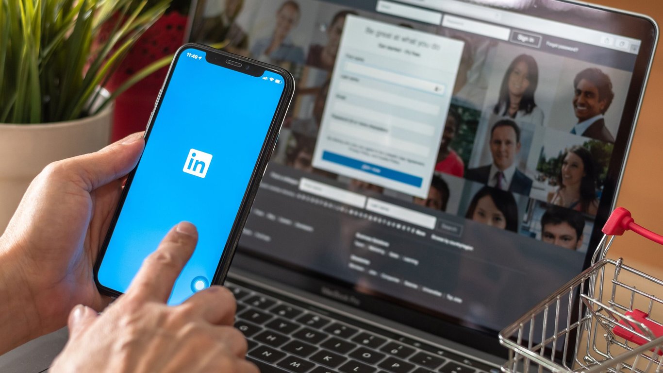 LinkedIn створить ШІ-"тренера", який допомагатиме з пошуком роботи