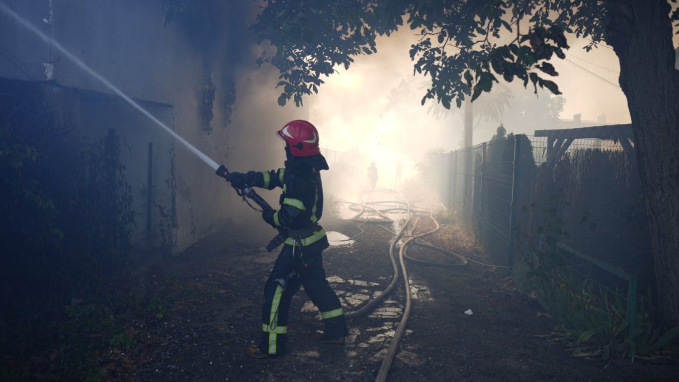 Сильный пожар в Одессе: под угрозой возгорания было 100 домов