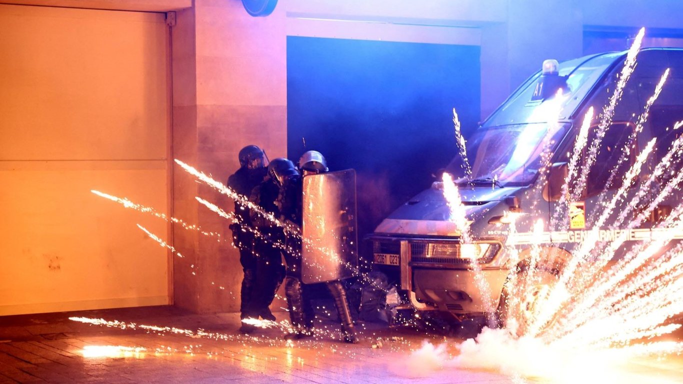 Массовые беспорядки в Париже после победы ПСЖ в ЛЧ