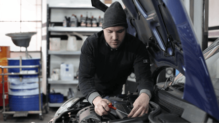 Знавців акумуляторів чекають в "Азові" — є гарна вакансія - 285x160