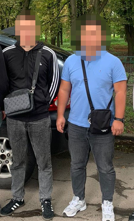 Затримані чоловіки правоохоронцями. Фото: Нацполіція Львівщини