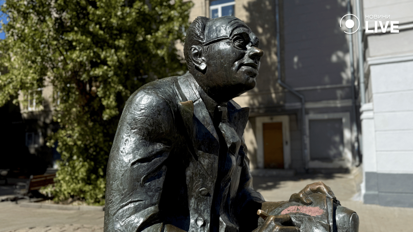 Памятник в центрі Одеси 
