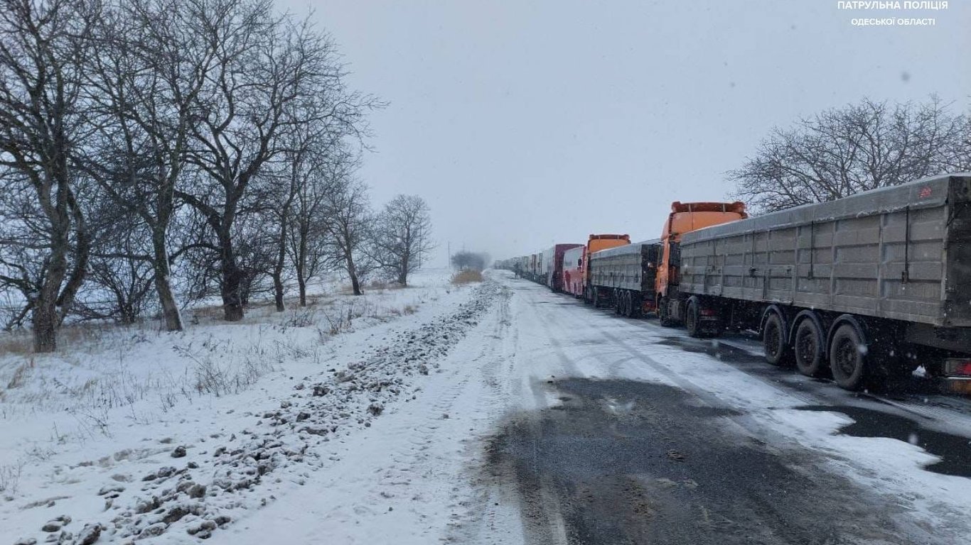 На трассе Одесса — Рени из-за погоды стали грузовики: как объехать