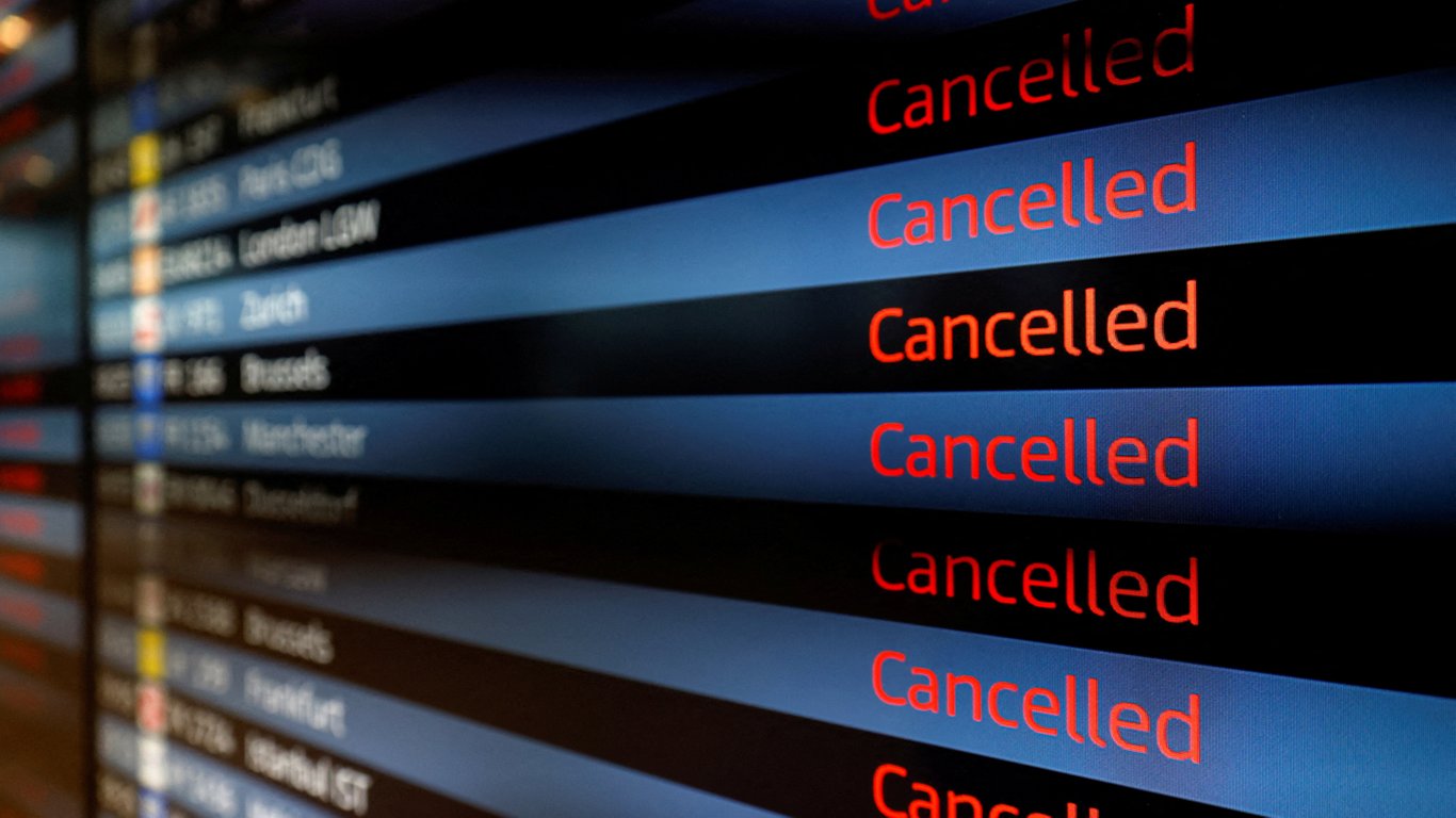Аэропорт Берлина отменил все вылеты: что случилось