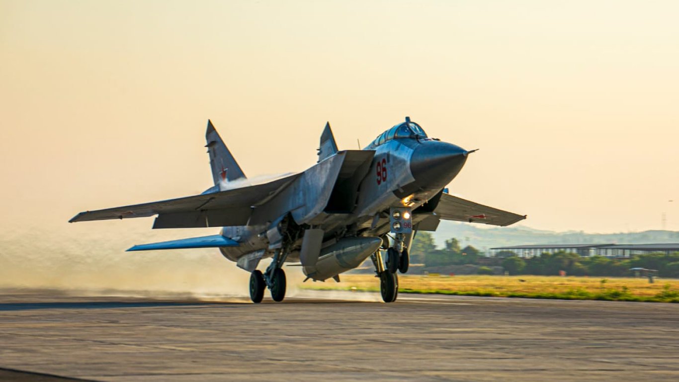 МиГ-31 — чем знаменитые самолеты, уничтоженные ВСУ на аэродроме Бельбек - 250x140
