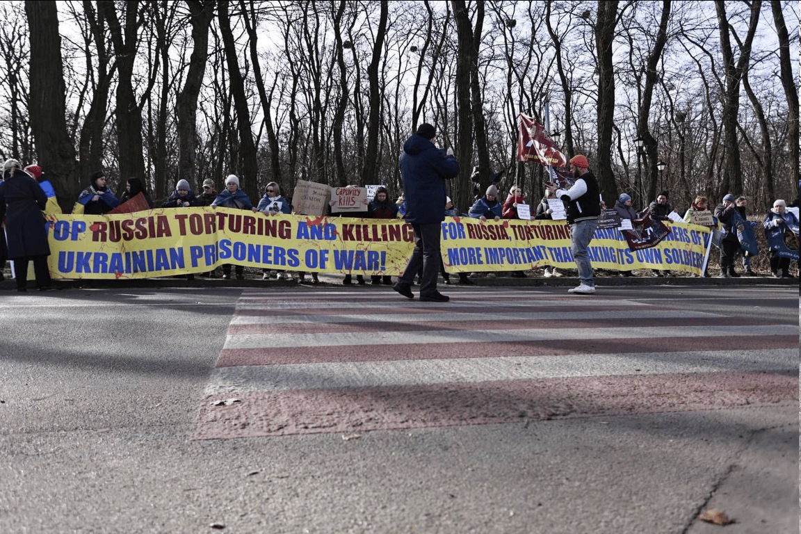 Під посольством США в Києві акція на підтримку полонених — фото - фото 4