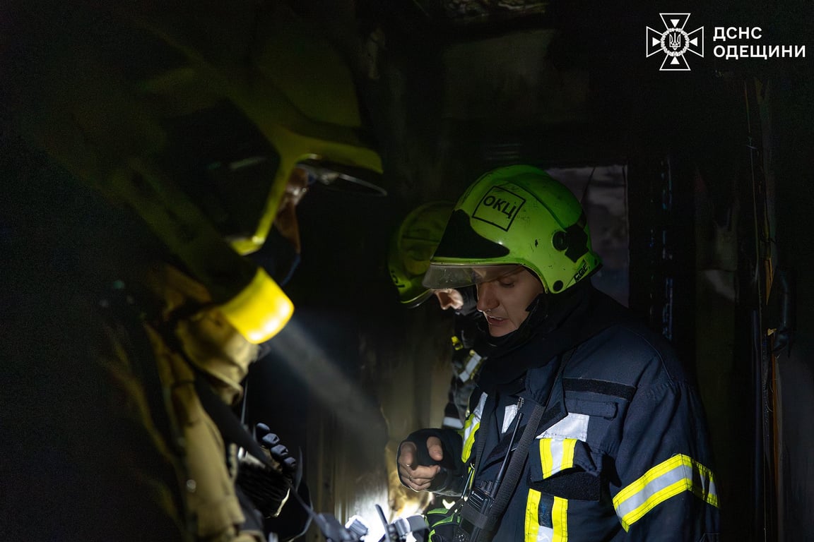 Рятувальник у задимленому приміщенні